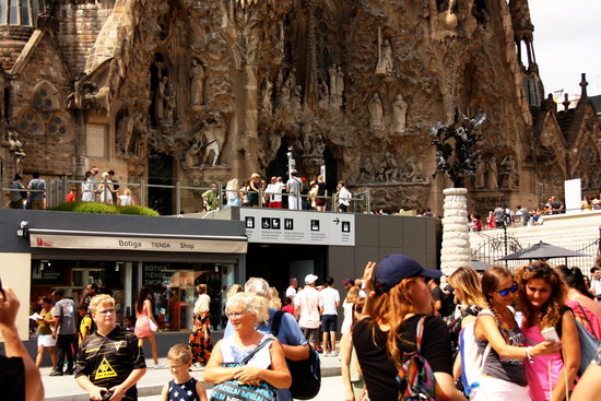 Visitors outside Barcelona's Sagrada Família (by Joana Garreta)
